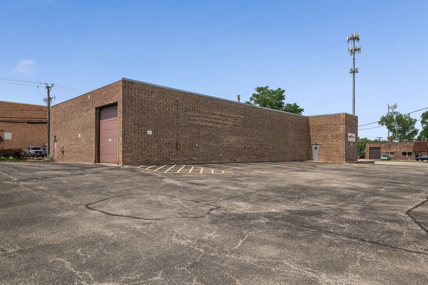 More Photos Of 3048-3090 North Lake Terrace, Glenview Flex For Sale
