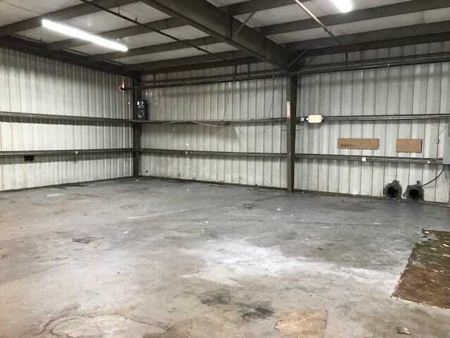 More Photos Of 825 15th St, Lake Park Warehouse For Lease
