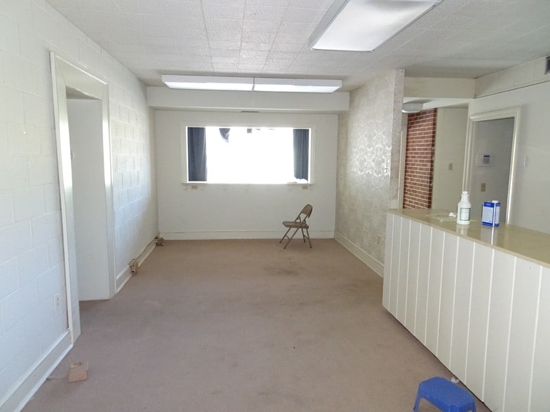 More Photos Of 910 Edgefield St, Greenwood Light Distribution For Sale