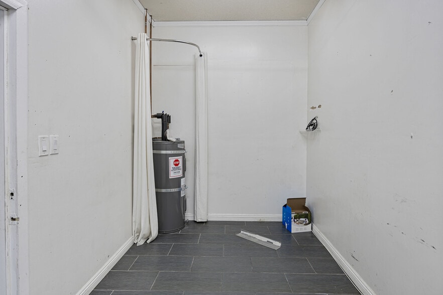 More Photos Of 13048 Hawthorne Blvd, Hawthorne Storefront For Sale