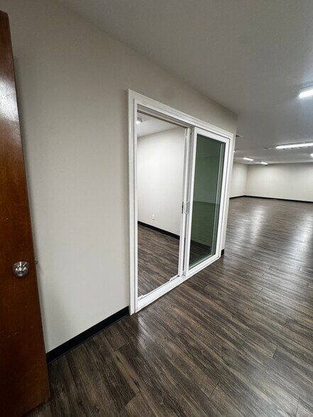 More Photos Of 9215 Thomasville Dr, Houston Warehouse For Lease