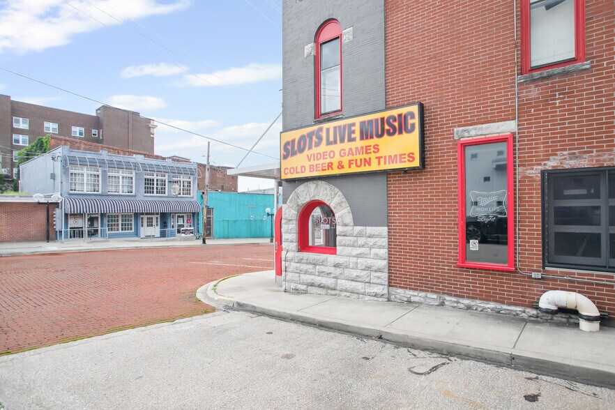 More Photos Of 314 State St, Alton Restaurant For Sale