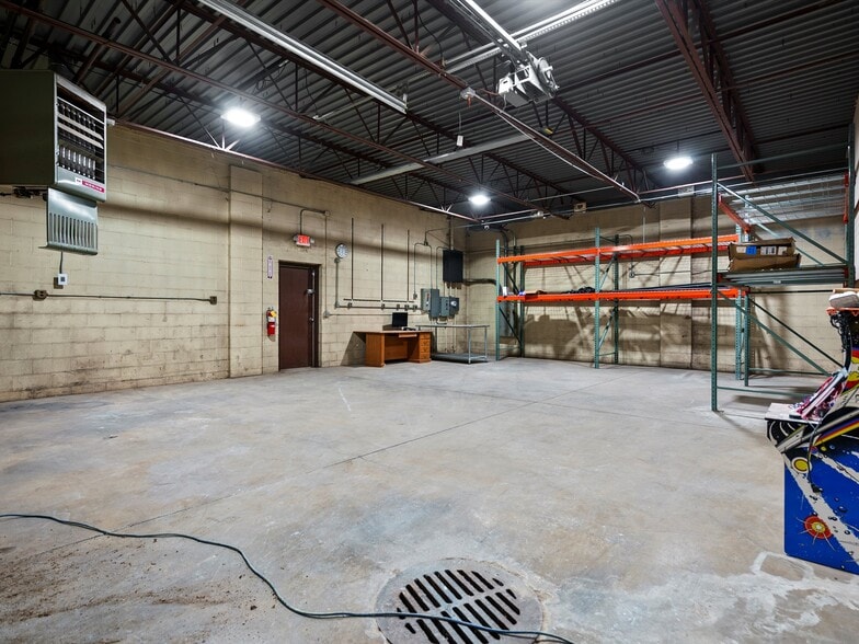 More Photos Of 23409 Dequindre Rd, Hazel Park Manufacturing For Lease