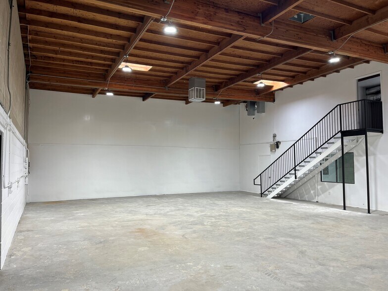 More Photos Of 817-873 W 9th St, San Jacinto Warehouse For Lease