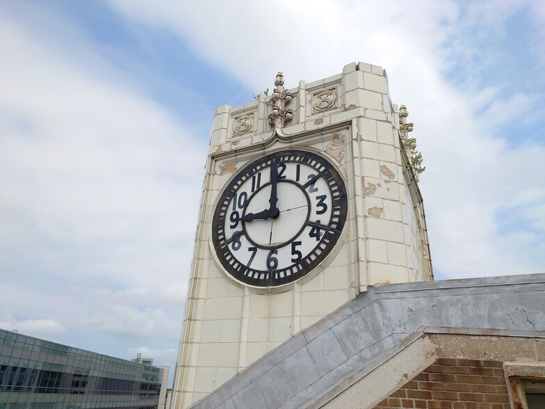 More Photos Of 2252-2266 N Prospect Ave, Milwaukee Office For Lease