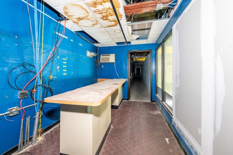 More Photos Of 50 Middletown Loop, White Hall Storefront Retail Office For Lease