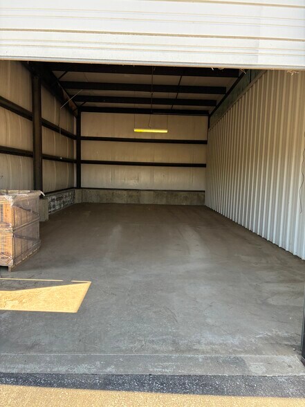 More Photos Of 213 Corporate Dr, Elizabethtown Warehouse For Lease