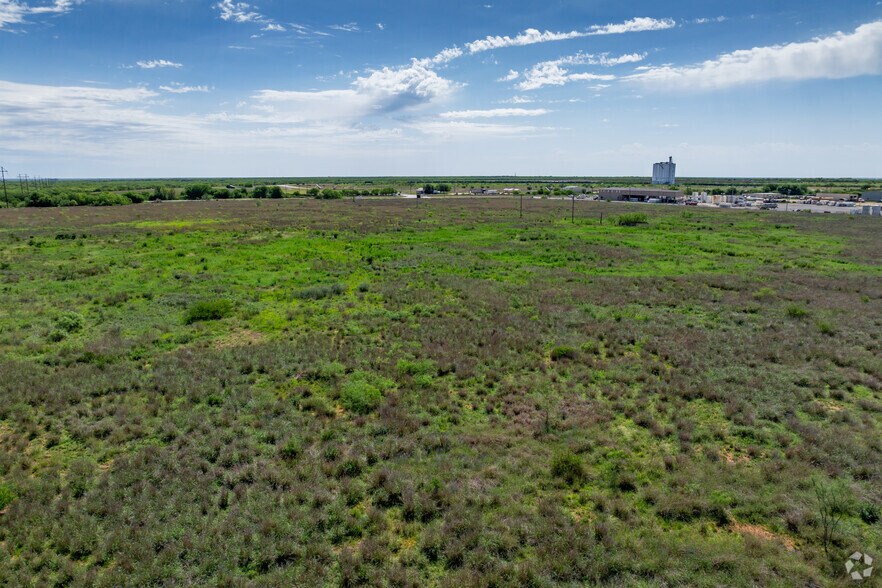 More Photos Of 35 & Interstate 35 Business, Dilley Land For Lease