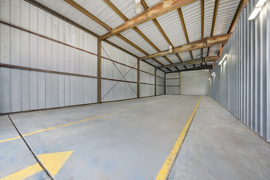 More Photos Of 307 E Alamo St, Brenham Auto Repair For Sale