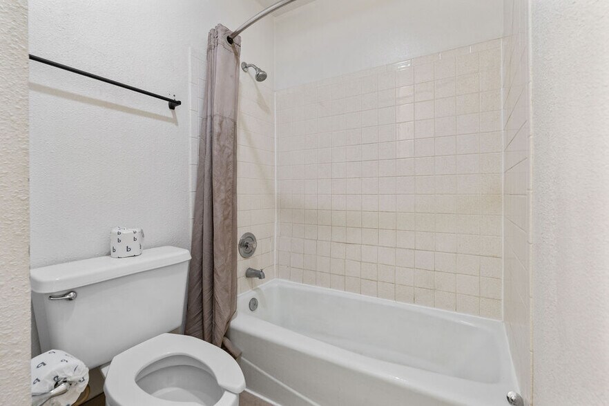 More Photos Of 261 Bear River Dr, Evanston Hotel For Sale