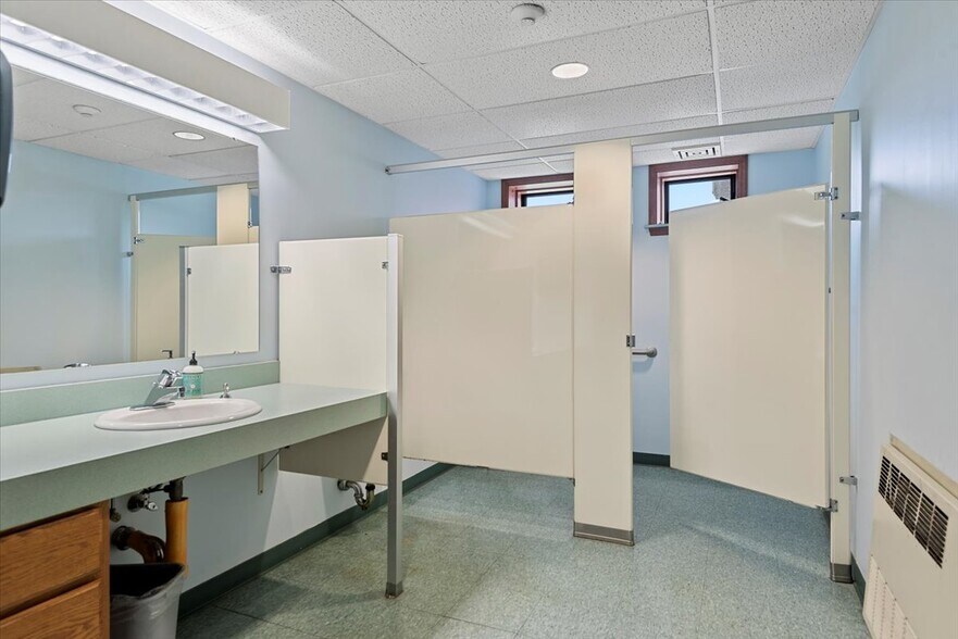 More Photos Of 615 S 2nd St, Springfield Office For Sale