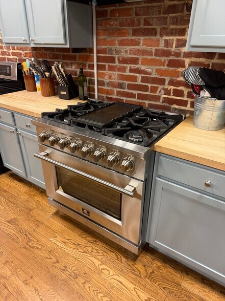 More Photos Of 62 S Front St, Memphis Storefront Retail Office For Sale