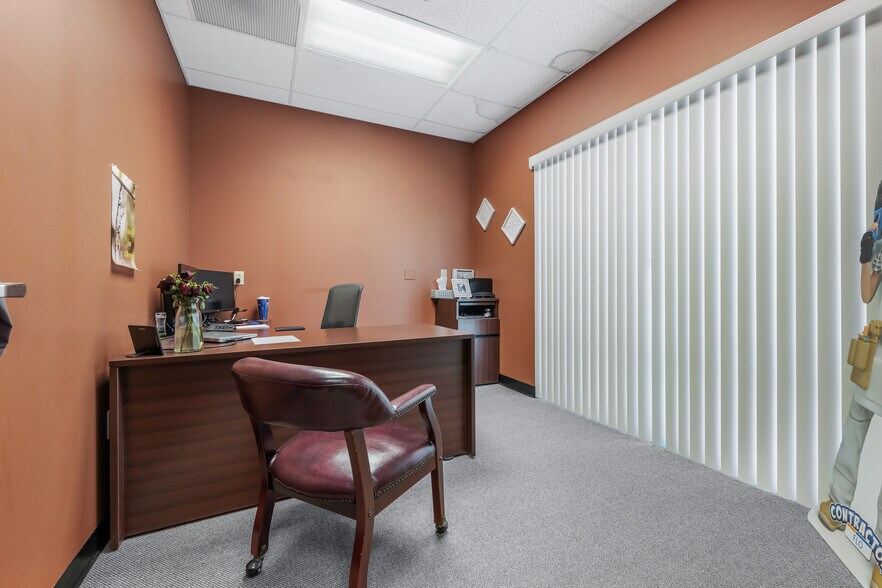 More Photos Of 8913-8923 Veterans Memorial Pky, O'Fallon Office Residential For Lease