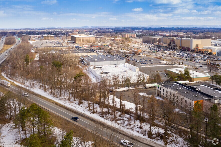 More Photos Of 20 Wolf Rd, Albany Freestanding For Lease