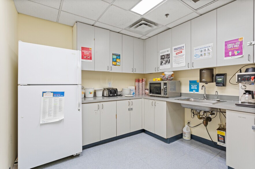 More Photos Of 6405 7th Ave, Brooklyn Office For Lease