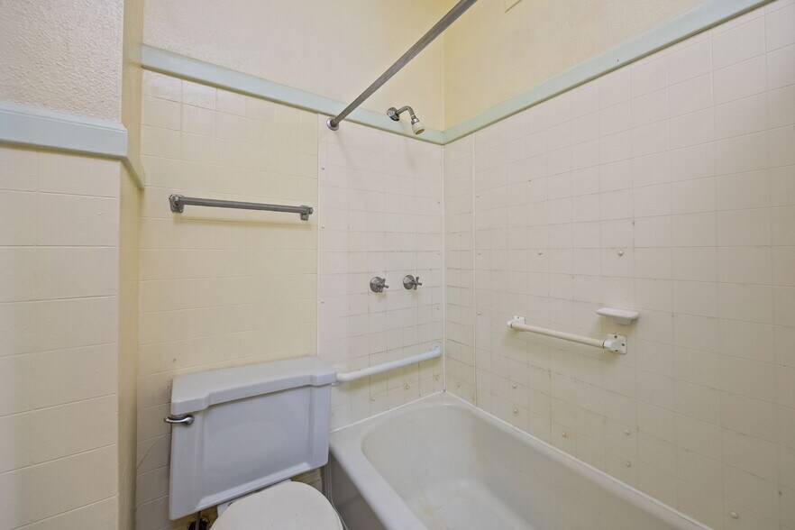 More Photos Of 101 Broad St, Columbia Flex For Sale