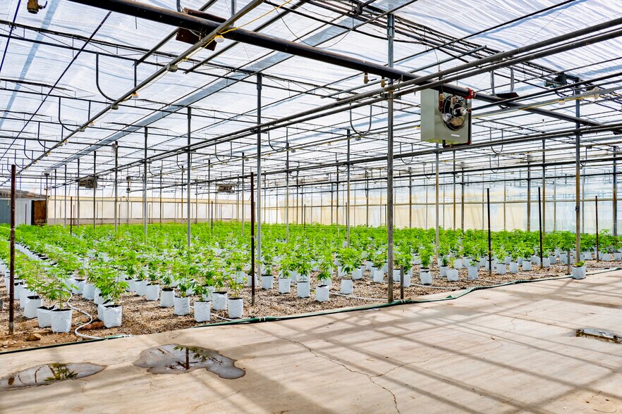 More Photos Of 609-621 E Maple Ave, Newark Light Manufacturing For Lease