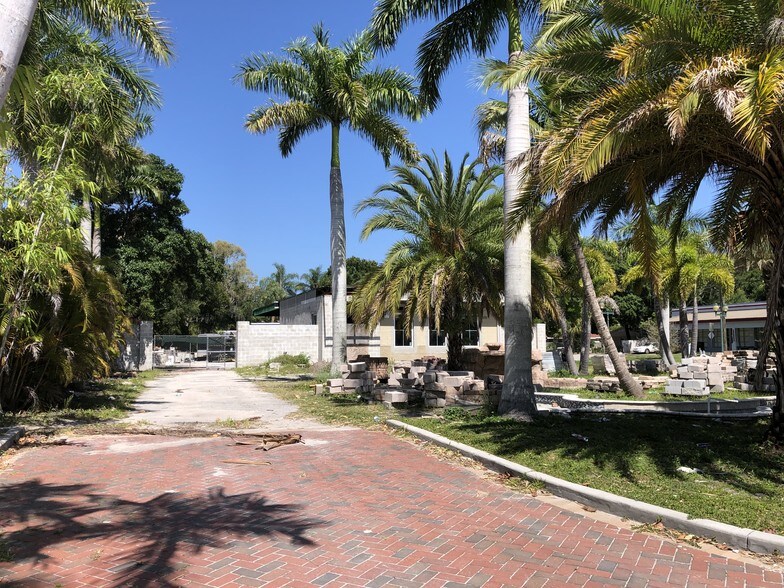 More Photos Of 575 N Washington Blvd, Sarasota Freestanding For Sale