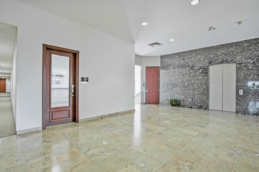 More Photos Of 19073 Interstate 45 S, Conroe General Retail For Lease