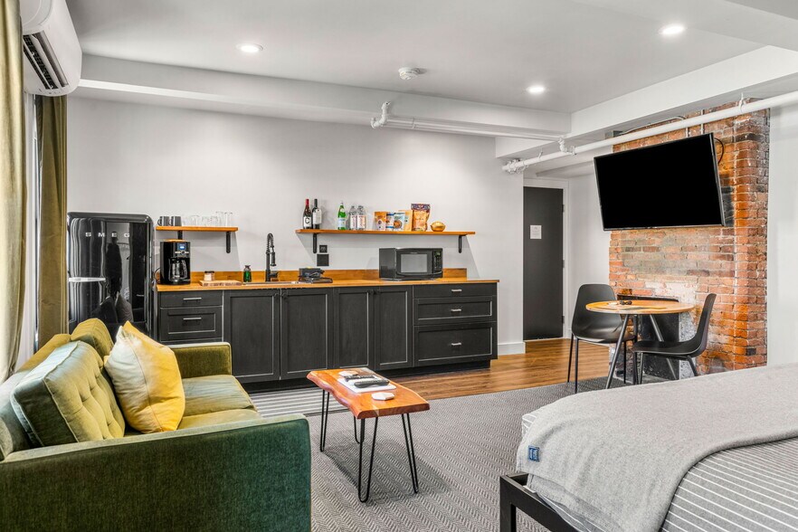 More Photos Of 409 The Hill, Portsmouth Hotel For Sale
