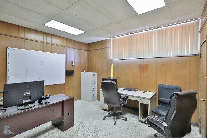 More Photos Of 2424 Oak St, Abilene Warehouse For Sale