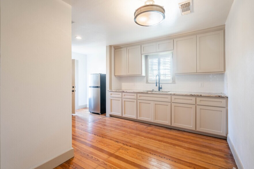 More Photos Of 1107 W Illinois Ave, Midland Office For Lease