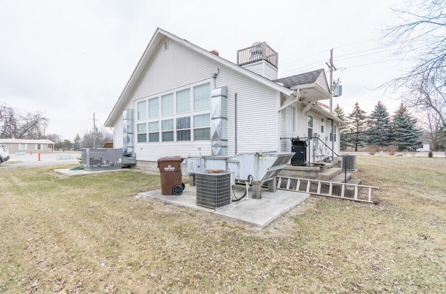 More Photos Of 33494-33518 Jefferson Ave, Brownstown Restaurant For Sale