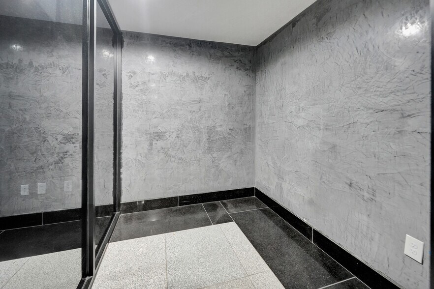 More Photos Of 2903 Wall St, Midland Office For Lease