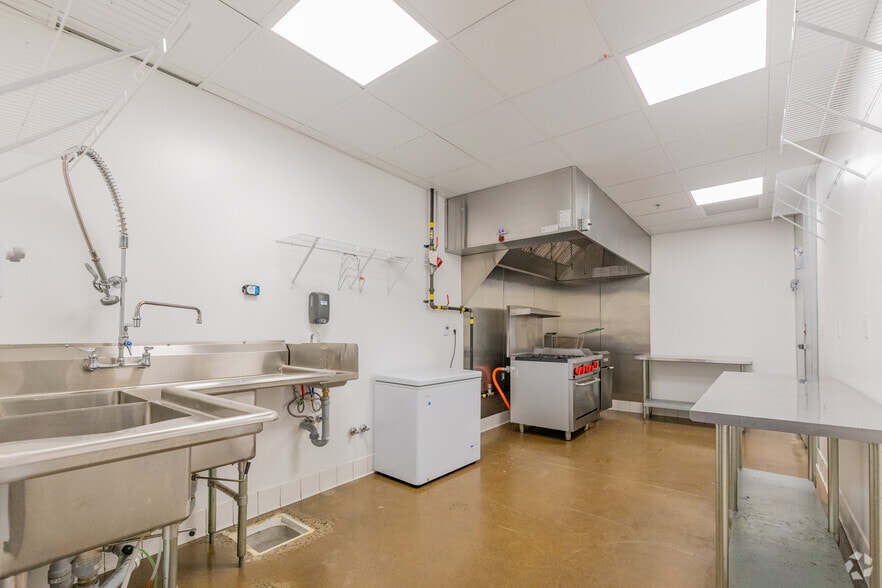 More Photos Of 545 Keele St, Toronto Warehouse For Lease