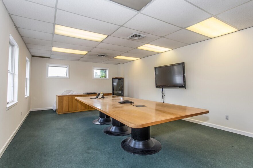 More Photos Of 191 Forest Ave, Locust Valley Storefront Retail Office For Sale