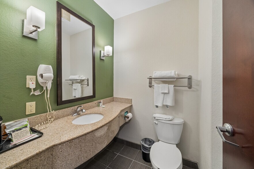 More Photos Of 18150 McKay Dr, Humble Hotel For Sale