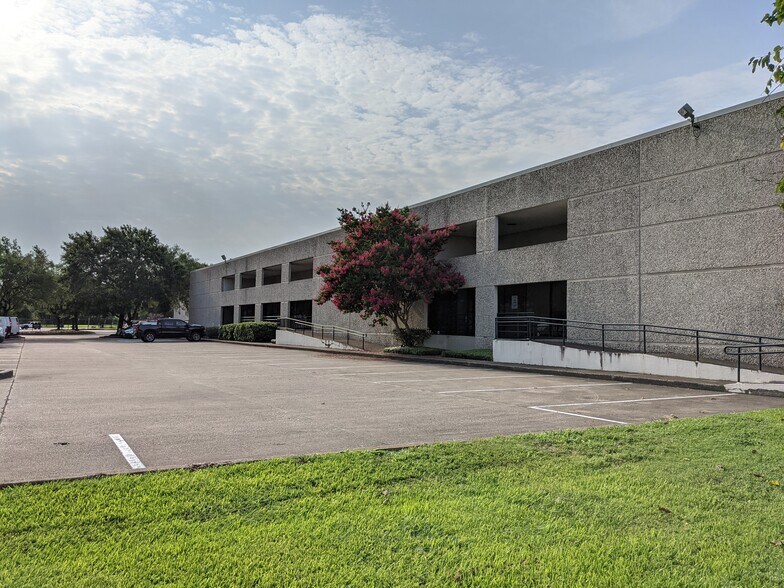 More Photos Of 2055 Silber Rd, Houston Unknown For Lease