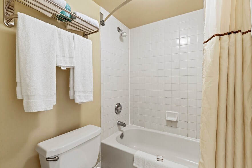 More Photos Of 30 Colonial Ave, Colonial Beach Hotel For Sale