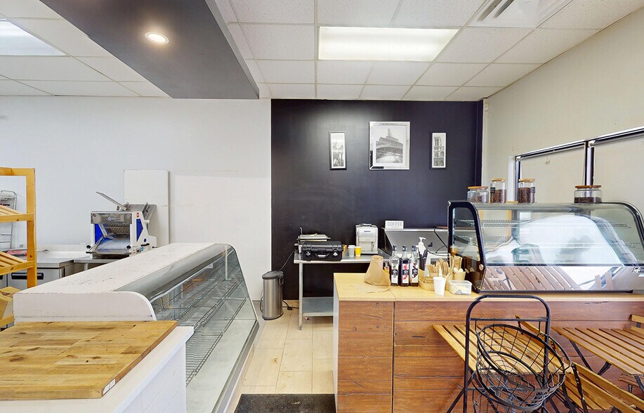 More Photos Of 1171 Kildare Av E, Winnipeg Auto Repair For Lease