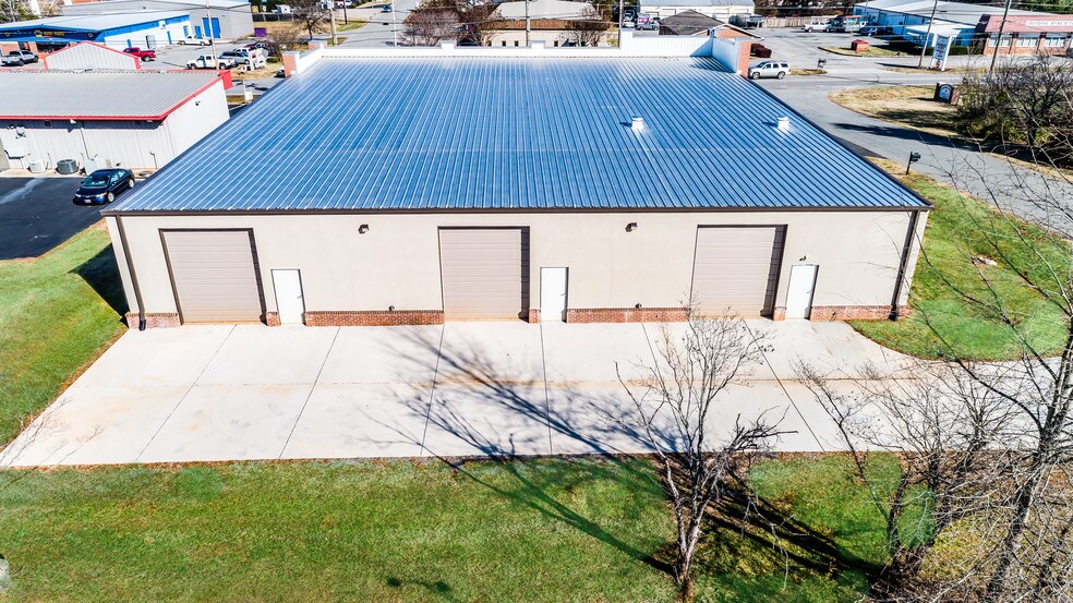 More Photos Of 3951 Wexford Ln, Denver Showroom For Lease