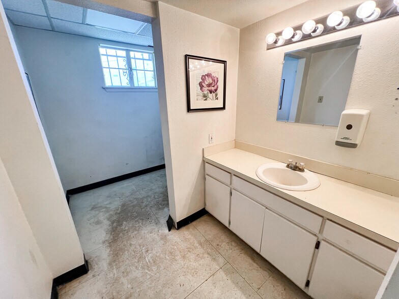 More Photos Of 300 W 61st St, Odessa Industrial For Sale