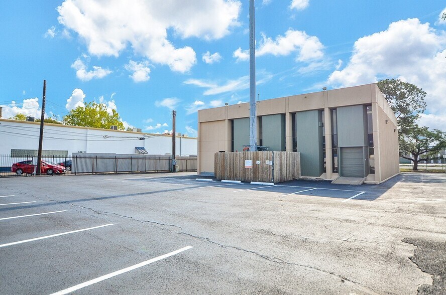 More Photos Of 3914 Fairhill Dr, Houston Office For Lease