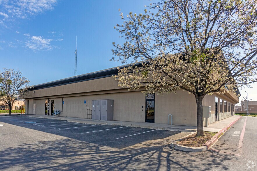 More Photos Of 660 W Locust Ave, Fresno Office For Lease