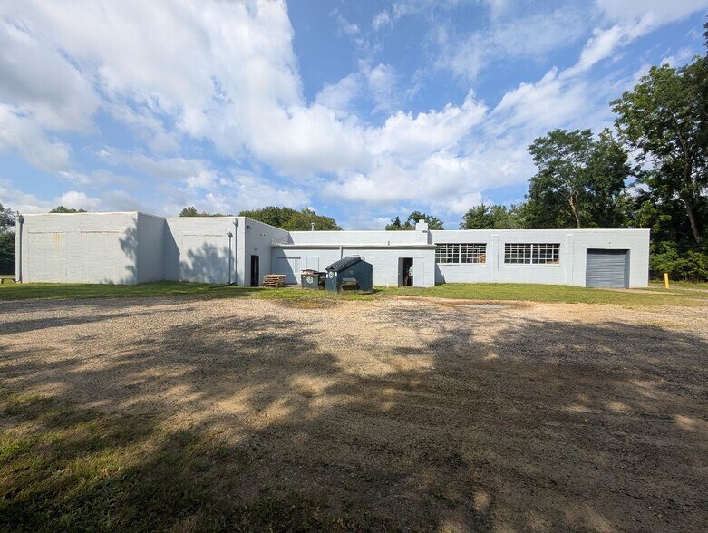 More Photos Of 341 Fairfield Rd, Freehold Warehouse For Lease