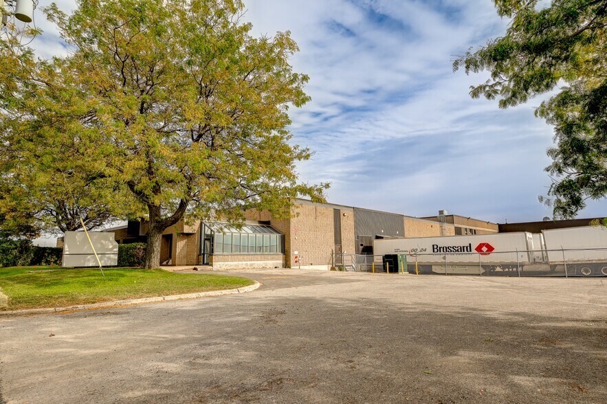 More Photos Of 1660-1700 Boul Hymus, Dorval Warehouse For Sale