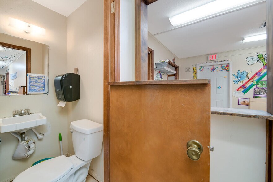 More Photos Of 2000 N 25th St, Waco Daycare Center For Sale