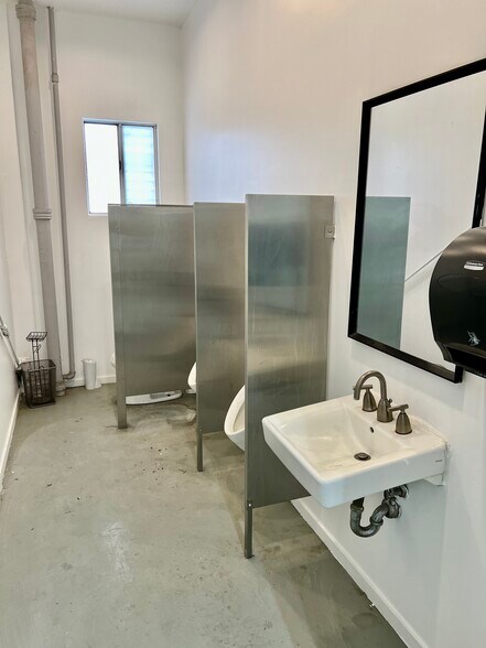 More Photos Of 3236 Union Pacific Ave, Los Angeles Warehouse For Lease
