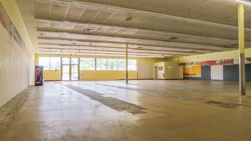 More Photos Of 777 S Willow St, Manchester Storefront For Lease
