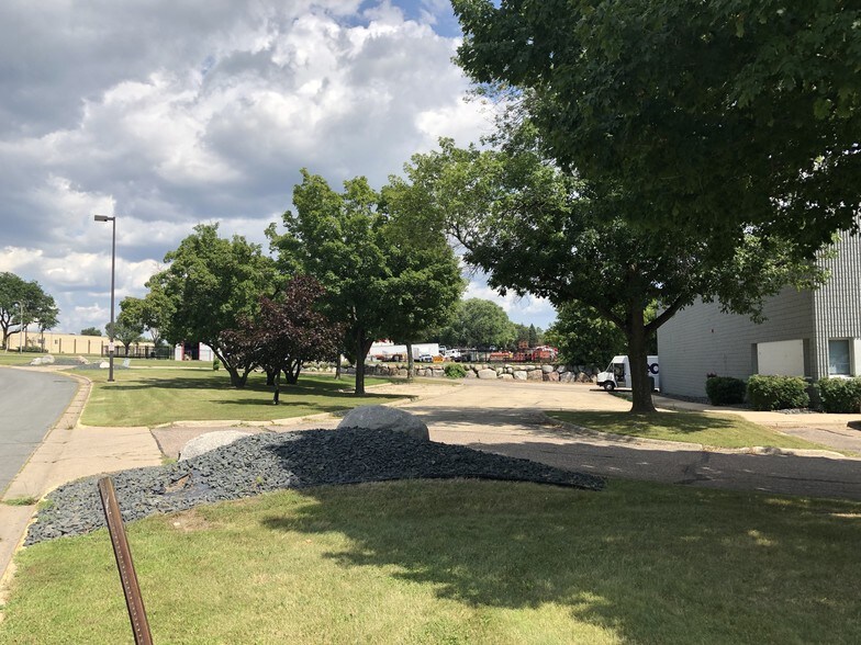 More Photos Of 2506-2526 Northland Dr, Mendota Heights Warehouse For Lease