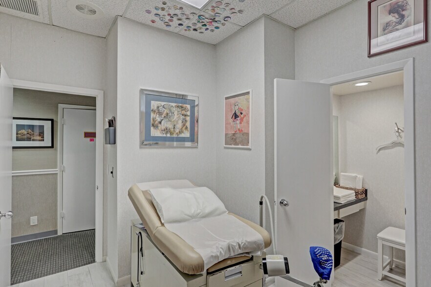 More Photos Of 3537 Forest Hill Blvd, West Palm Beach Medical For Lease