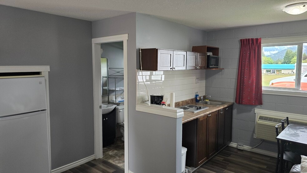 More Photos Of 101 Oak St, Fauquier Hotel For Sale