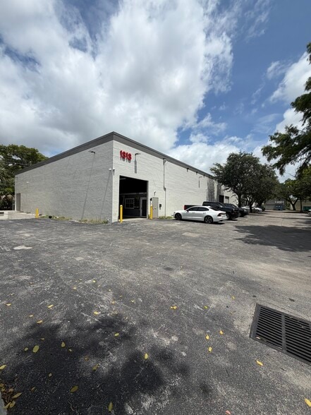 Primary Photo Of 1313 NW 65th Pl, Fort Lauderdale Warehouse For Lease
