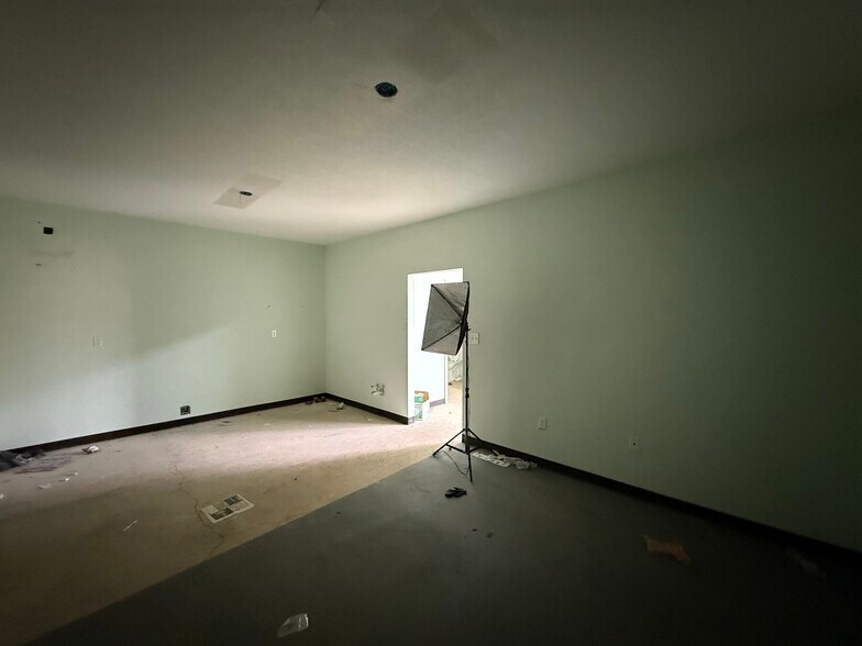 More Photos Of 4915 Belmont St, Beaumont Warehouse For Lease