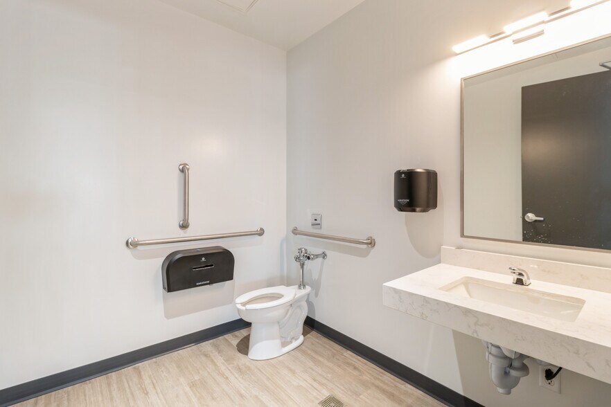 More Photos Of 1465 SW Park Square Dr, Ankeny Office For Lease