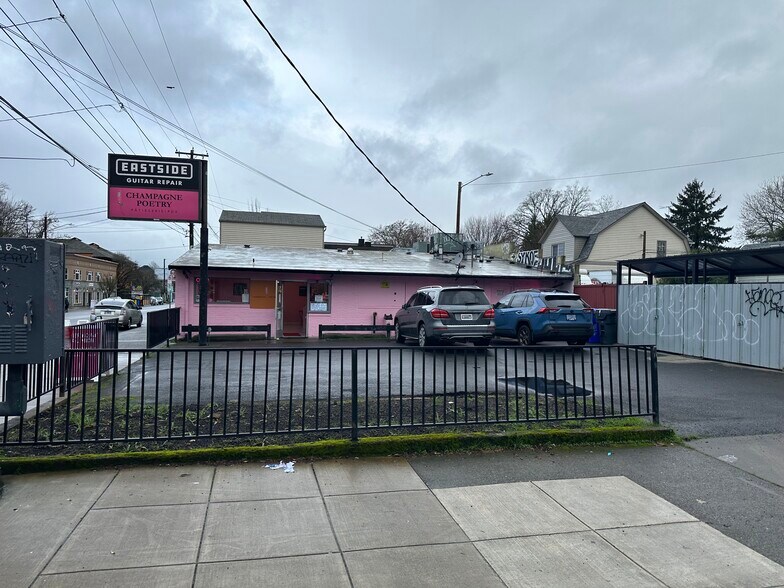 More Photos Of 3341-3343 SE Hawthorne Blvd, Portland Freestanding For Lease